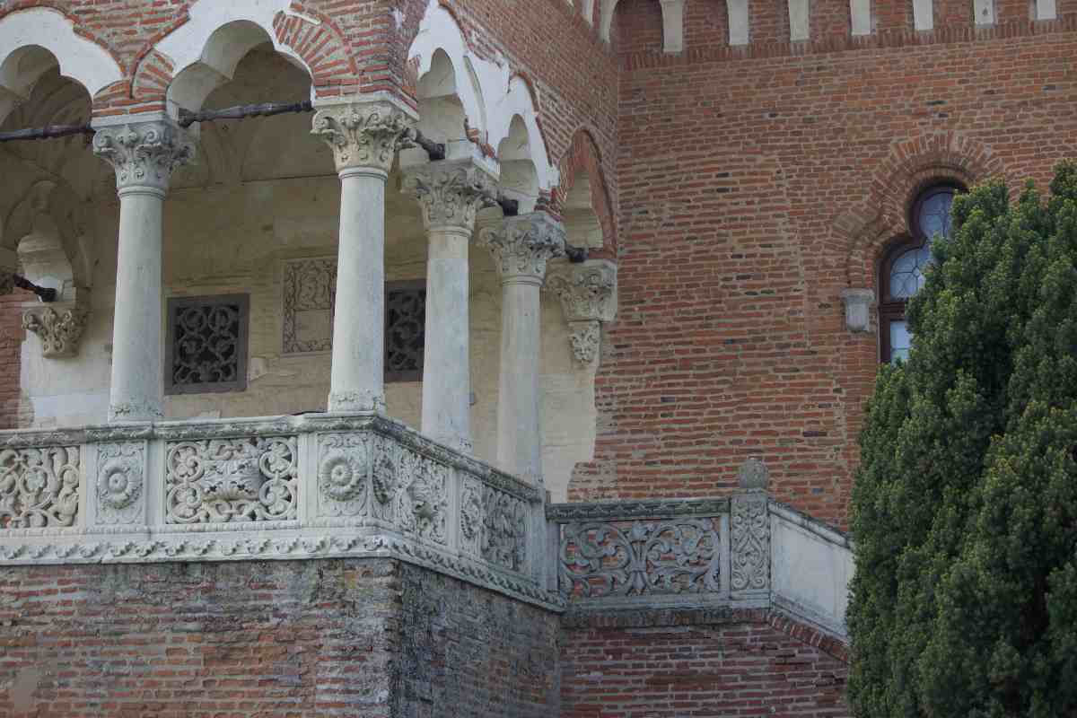 2. Caracteristicile arhitecturii brancovenesti_Cladire cu arhitectura brancoveneasca